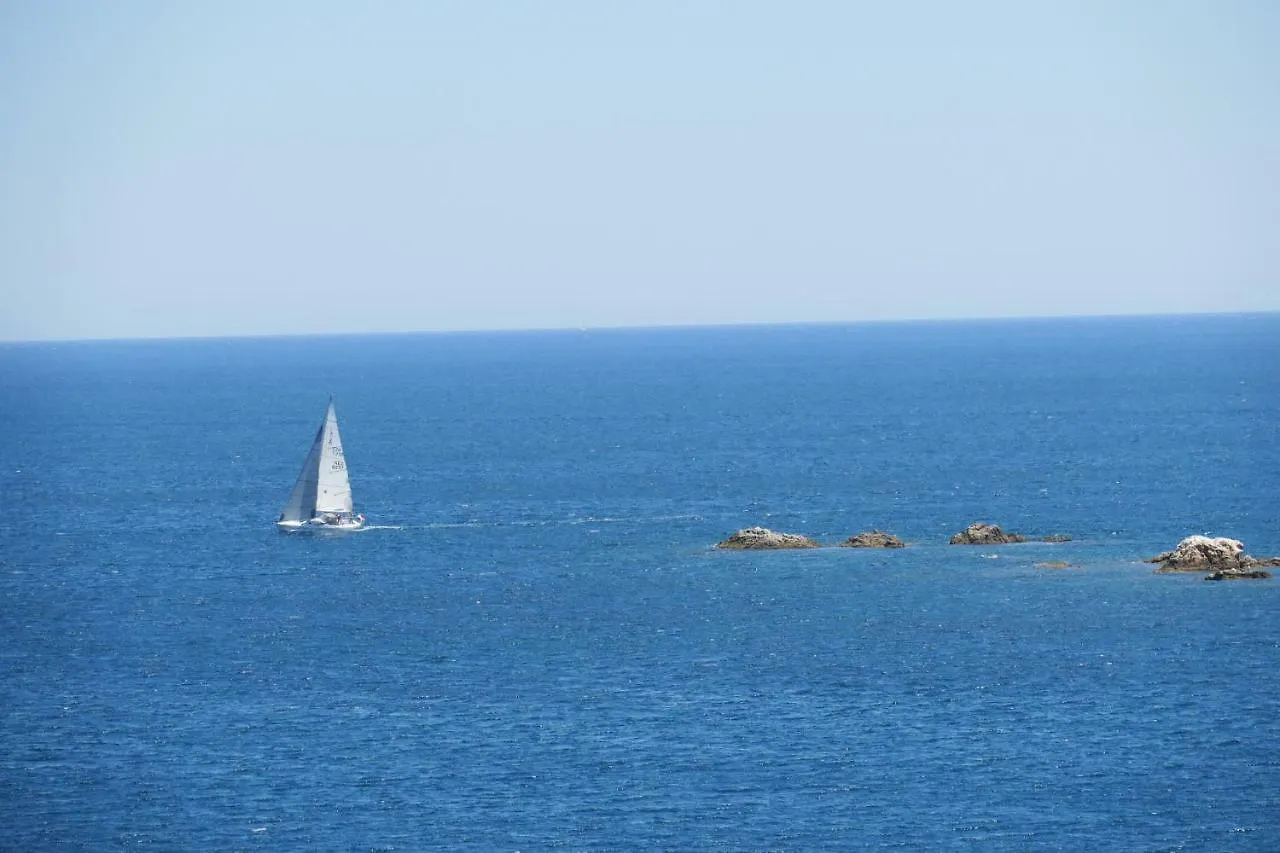 Las Rocas Roses 0*,